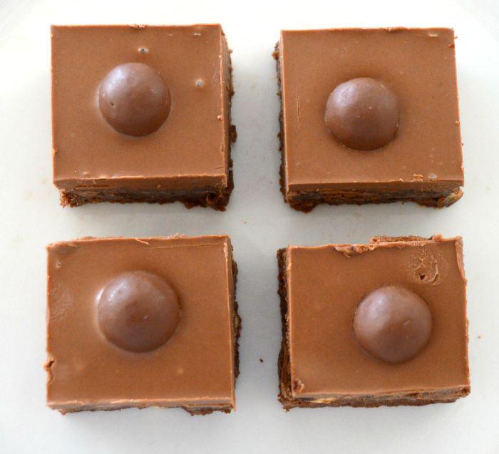 MALTESER & MARS BAR SLICE 1 cup of Maltesers plus extra to decorate (grab a 280g pack) 4 Mars Bars (4 x 53g bars) ½ cup condensed milk (125ml) 1 pack of chocolate ripple biscuits (250g) 2 blocks of