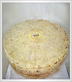 Giant Red Chili Pepper Fresh Pecorino Ingredients: Pasteurized sheep s milk, ground red hot pepper, salt, rennet, milk enzymes Shape: Spheroidal Flavour: Typical,