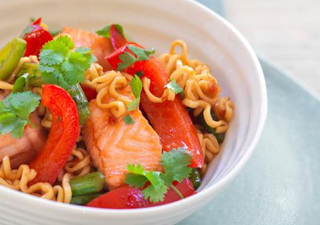Sweet chili wok with Norwegian salmon Norwegian salmon with pasta and pesto fillet without skin and bone 2 portions noodles 1 bell pepper, red 200 g garden peas 1 tbsp. oil 1 lime the juice 2 tbsp.