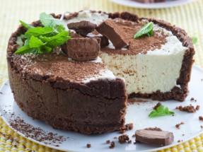 No-bake Bar-One cheesecake Serves 6 Preparation: 20 min Chilling: 3 hours CRUST FILLING TO DECORATE 300 g chocolate digestive biscuits 150 g butter, melted 15 ml (1 T) gelatin 250 ml (1 c) cream 2