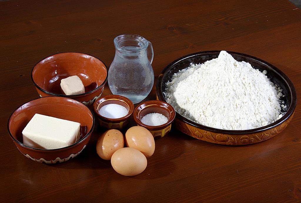 TRADITIONAL BULGARIAN CUISINE RECIPE TRADITIONAL BREAD needed products To make the small flat loaf of bread delicious and fluffy, you need fine white