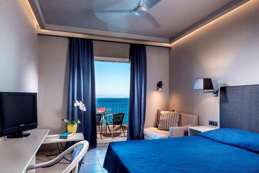 ACCOMMODATION 333 ROOMS 70 Main Building Double rooms (20 m²) - Sea View a double bed and a sofa bed- Balcony.