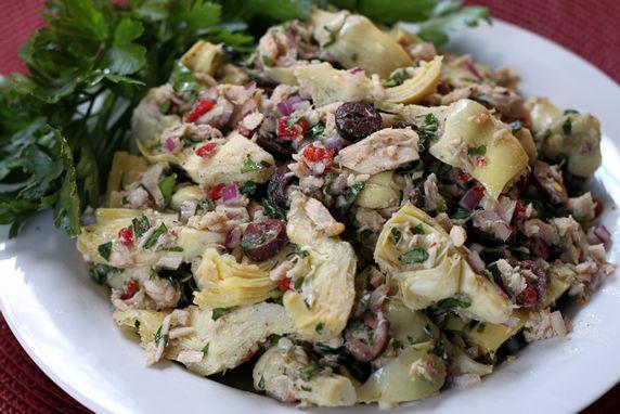 11 Mediterranean Tuna & Artichoke Salad This is a healthy, delicious alternative to high calorie mayo-based tuna salads. Serve it on a bed of greens, in a tomato flower, on crackers, or in pita bread.