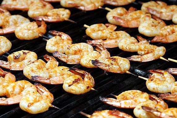 8 servings 1/3 cup olive oil 2 tablespoons bottled hot sauce 1 teaspoon smoked paprika 1 clove garlic, minced 1 pound raw shrimp, peeled and deveined wooden skewers (6" recommended for individual
