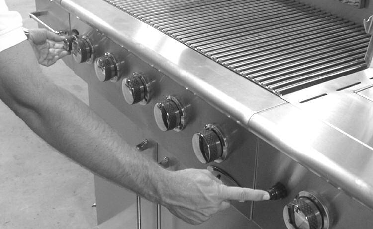 Accessory Lighting ROTISSERIE LIGHTING Open the lid. Push and turn the control knob for the rotisserie counter clockwise to the HIGH position. Wait 5 seconds.