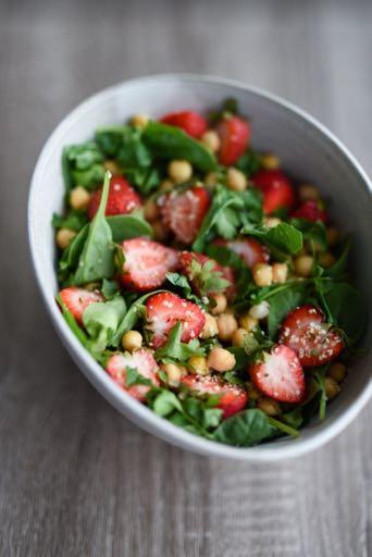SUPER SIMPLE STRAWBERRY SUMMER SALAD 3 cups fresh baby spinach 1 cup/jar cooked chickpeas 1 1/2 cups fresh strawberries (halved) 1 pinch of sea