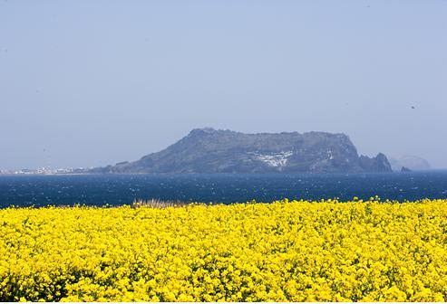 Jeju Island in Korea Gift of nature : Jeju Island Jeju island contains the natural World