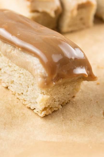 PALEO Twix Bar Prep Time: 45 minutes Cook Time: 30 minutes Yield: 16 slices Cookie: ½ cup coconut flour 2 T arrowroot ¼ t sea salt ⅔ cup grass-fed butter, melted 2 T honey 1 t vanilla extract