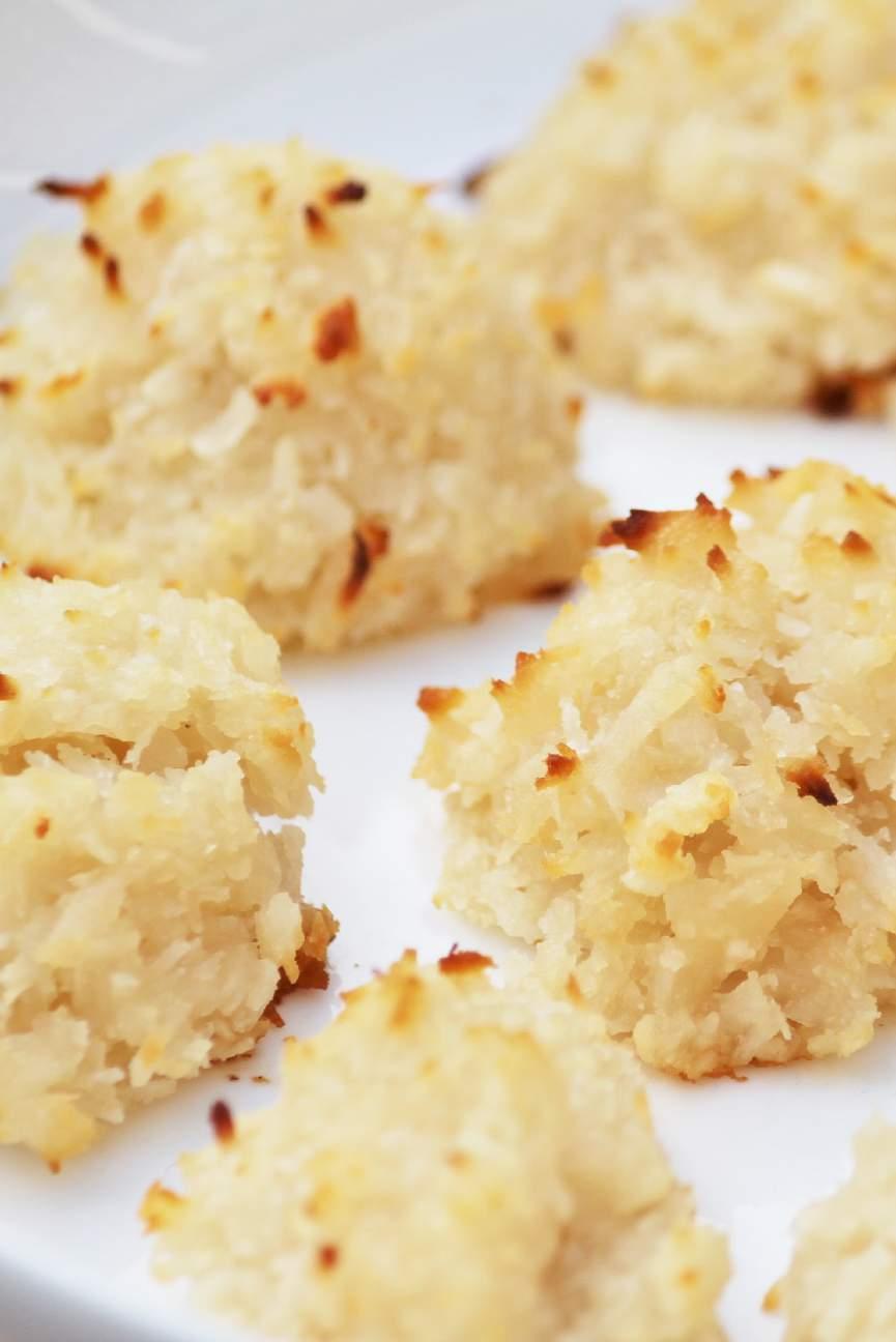 CRUNCHY COCONUT Paleo Macaroons Prep Time: 10 minutes Cook Time: 10 minutes Yield: 10 to 12 balls 1 cup shredded, unsweetened coconut 1 T coconut flour ½ cup plus 2 T coconut milk 3 T honey or maple