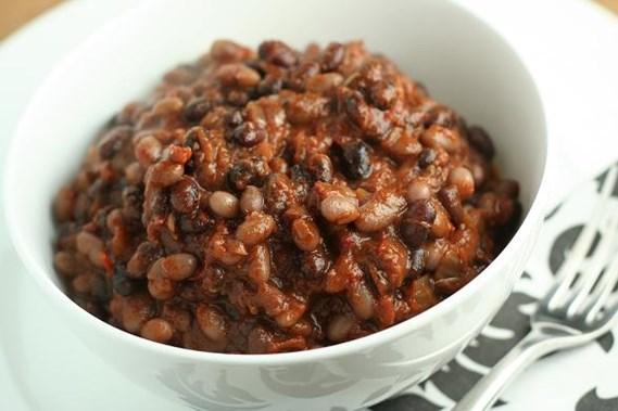 Mixed Bean Chilli Ingredients to serve 4: 3 or 4 x cloves of garlic ½ tbs sea salt 1 x onion 1 x red pepper 1 x tin of kidney beans 1 x tin of mixed beans 1 x tin of tomatoes 1 x tin of peas 1 x tin