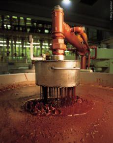 The nibs are put into grinders so that they can first be ground coarsely, then to a super fine