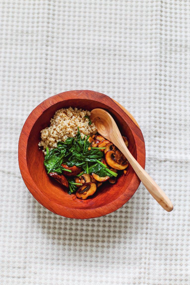 Sunday Quinoa, champignons and spinach 1 dl quinoa 3 medium champignons 1 cm ginger 1 tbsp olive oil 1 tbsp tamarind or soy sauce Small handful of baby spinach Thoroughly rinse and