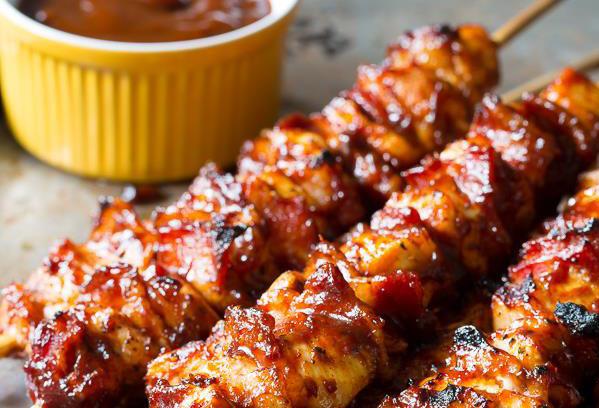 Chipotle BBQ Chicken Skewers Makes 4 servings Prep Time: 50 minutes Cook Time: 6 minutes ½ pounds chicken breast, boneless and skinless 8 pieces bacon, thick cut cup BBQ sauce ⅔ cup MUSSELMAN S Apple