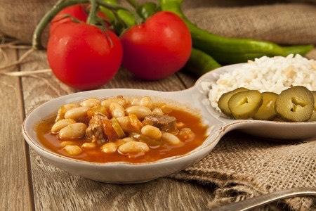 buffalo white bean chili Yield: 4 servings You will need: large pot, wooden spoon, knife, cutting board, measuring cups and spoons, can opener, mesh strainer 1 T olive oil 1 onion, chopped 1 tsp
