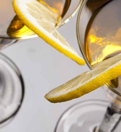 PACHETE DE BĂUTURI COCKTAIL BAR* Gin Whisky Premium Vodcă Martini (Rosso & Bianco) Campari Vinuri albe şi roşii româneşti Bere Tuborg şi Ursus