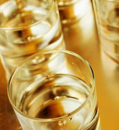 PACHETE DE BĂUTURI BAR RECEPÞIE* Gin Whisky Premium Vodcă Martini (Rosso & Bianco) Campari Vinuri albe şi roşii româneşti Bere Tuborg şi Ursus