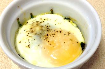 Crack egg on top of spinach (don t break the yolk). Season with pepper and parmesan cheese. Bake about 20 minutes, until egg is set. 12.