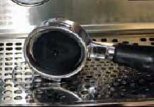 Cleaning procedure : Remove the brewhead filter-holder and empty the remains of the