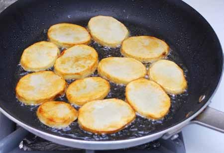 19 11 When the potato slices are cool, fry them in a skillet with a few tablespoons of cooking olive oil until