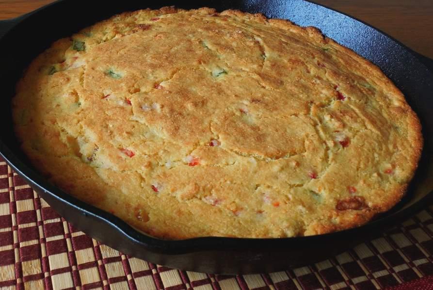 I R O N S K I L L E T C A L I C O Cornbread Combine cornmeal, bacon, melted butter, eggs, sour cream, corn, green pepper and pimientos. Mix well with a spoon.