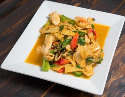 95 Red curry stir fried with bell peppers, bamboo