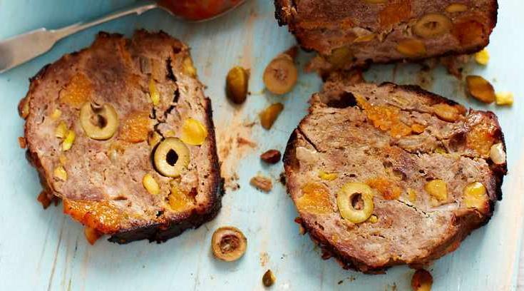 MOROCCAN MEATLOAF WITH OLIVES, APRICOTS AND PISTACHIOS 400g lamb minced 400g turkey minced 50g breadcrumbs 1 onion, finely chopped 2 eggs, beaten 6 tsp ground cumin 6 tsp ground coriander 3 tsp