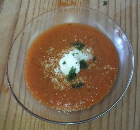 Team: Nico, Benjamin, Joelina Tomato Soup Serves 2-4 pieces For the soup 1 small onion 1 small carrot 1 garlic clove 1 tablespoon flour 400 g tomato (tin) 1