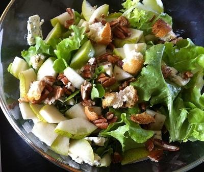 Chicken Blues Serves: 1 125g Chicken Breast, cooked & chunks 1 Apple, sliced 25g Blue Cheese, cubed handful Lettuce Leaves 25g Chopped Walnuts Dressing 2 tsp Thyme leaves, chopped 2