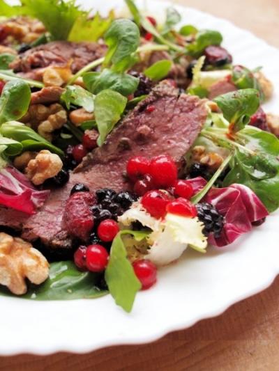 Duck & Pear Salad Serves: 2 2 large Duck Breasts, fat removed 2 Pears, cored & diced 125g Mixed Salad Leaves 50g Chopped Walnuts 1 Pomegranate, seeds only small handful fresh Blackberries 1.