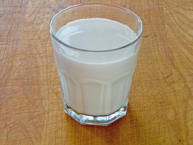 HOW TO MAKE CASHEW MILK 1 cup raw cashews 4 cups filtered water, plus water for soaking ½ teaspoon vanilla extract 1 tablespoon raw honey 4 cups 1. Cover cashews with water and soak overnight. 2.
