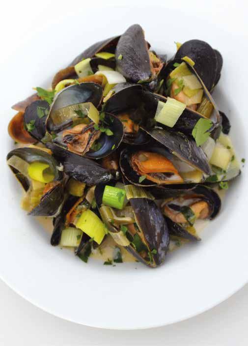 Mussels with Beer, Leeks and Cream 4 ribs celery, diced 2 tablespoons butter 1 pound (450 g) fresh mussels, scrubbed and beard removed 1 leek, washed, trimmed, and thinly sliced 1 12-ounce (350 ml)