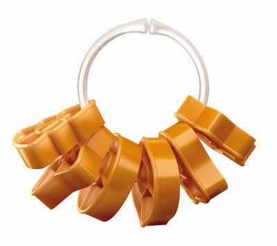 The set contains 6 plastic cookie cutters, a red and a gold ribbon (each 3 m long) and a ring storing the