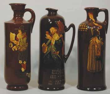 R$600 (700-900) 156. PIPE MAJOR 8ins tall, picture of THE PIPE MAJOR, to rear yellow letters DEWAR S, Royal Doulton pm, fine crazing to picture, repair to spout (ok) R$100 (125-150) 157.