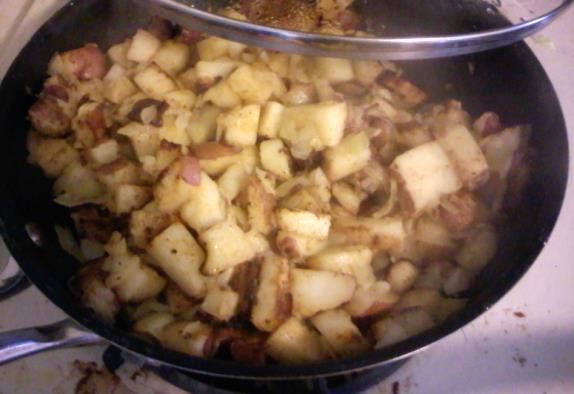 Home Fries 4 red potatoes 1 tbs olive oil 1 onion, chopped 2 tbs olive oil 1 tsp salt 3/4 tsp paprika 1/4 tsp black pepper cumin Bring a large pot of salted