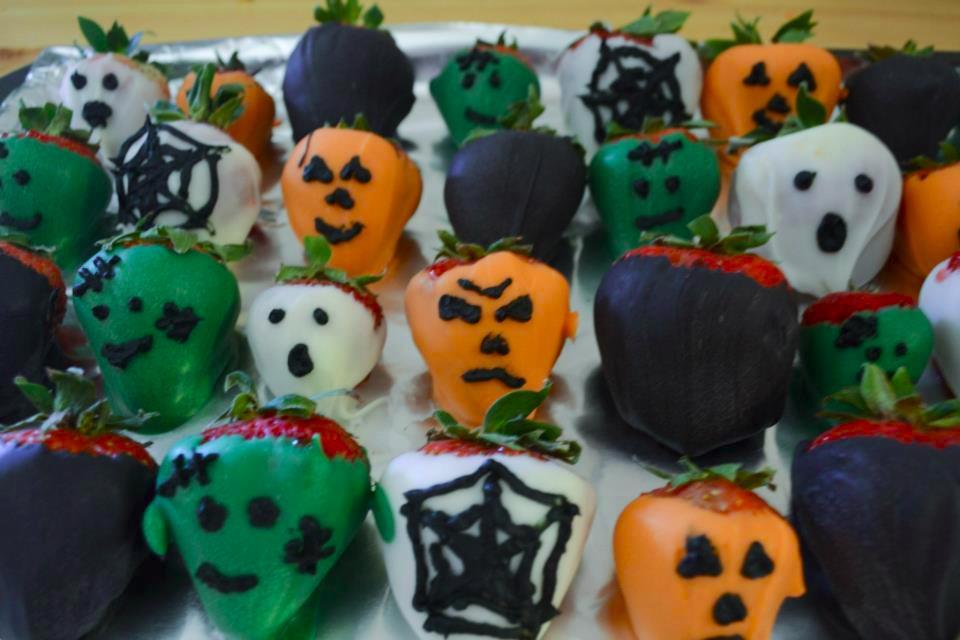 Halloween Dipped Strawberries Dip strawberries in chocolate or white chocolate or colored candy melts