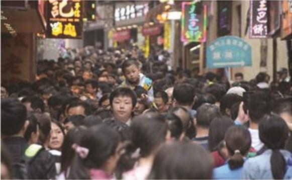 454 声学技术 2016 年 cao s people density on that day might reach almost 40,000 people per km 2. Figures 1(a) and 1(b) shows how crowded Macao truly was during the peak traveling season.