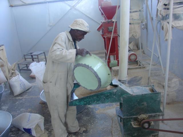 PRL Dehuller and hammer mill Canadian PRL dehuller was adapted for local conditions in West, Eastern ad Southern Africa, and India Dry grain is decorticated by abrasive carborundum disks revolving at
