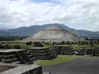 Photo: University of Arizona The Pyramid of the Sun, Teotihuacan Teotihuacan Major city of the Americas located in the valley of Mexico From 400 to 600