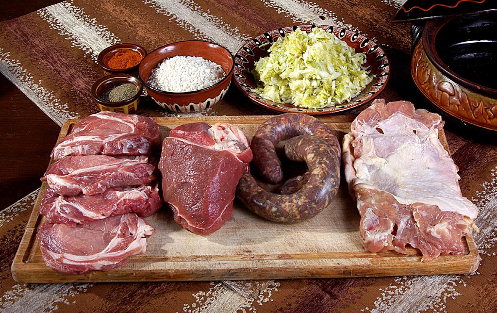 TRADITIONAL BULGARIAN CUISINE RECIPE KAPAMA needed products It is prepared with at least 3 types of meat pork (500 g), veal (500 g) and chicken (500 g); 1 piece of