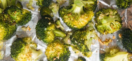 Roasted Garlic Broccoli Prep Time: 5 Min Cook Time: 20 Min Total Time: 25 Min SERVINGS: 4 Serving Size: 1 cup Calories 75 Calories from Fat 21 Total Fat 3g 4% Saturated Fat 0g 2% Monounsaturated Fat