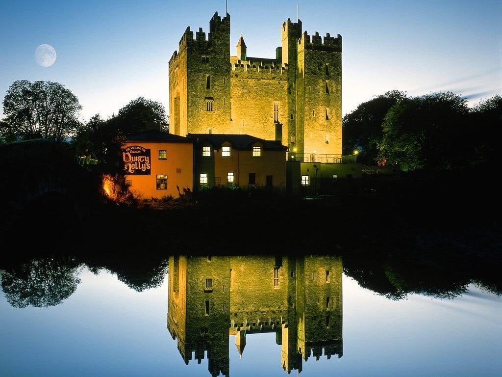 Evening in Bunratty Castle Bunratty Castle is situated alongside the River Ratty in the centre of the village between Shannon and Cork which are only 7 miles away.