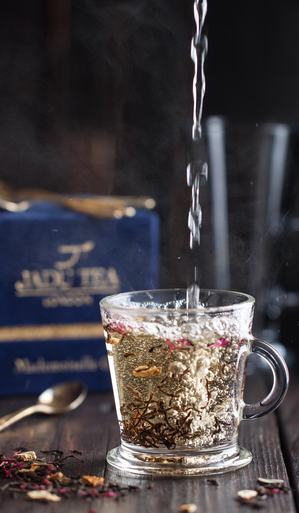 Chinese white tea, Hibiscus, Pineapple pieces, Corinths, Limeleaves, Papaya pieces, Sugar, Sunflower petals, Flavour Mademoiselle Grey Our flirtatious take on the classic favourite Earl Grey uses