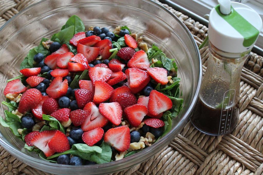 SWEET SUMMER SALAD 6 oz cooked skinless chicken breast 2/3 cup mixed berries 2 cups spinach Handful of cherry tomatoes In