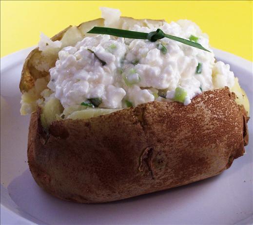 LOADED BAKED POTATO 1 small baked potato (about 2/3 cup size) 6oz nonfat cottage cheese ½ cup pico de gallo chopped green onion (1/4 cup) Bake potato in microwave until cooked