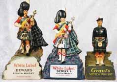 DEWAR S highlander, DEWAR S WHITE LABEL SCOTCH WHISKY, some wear, 250. FOUR ROSES of a Bulldog, ENJOY FOUR ROSES, with glass bottle (empty), impressive R$200 (300-400) 251.