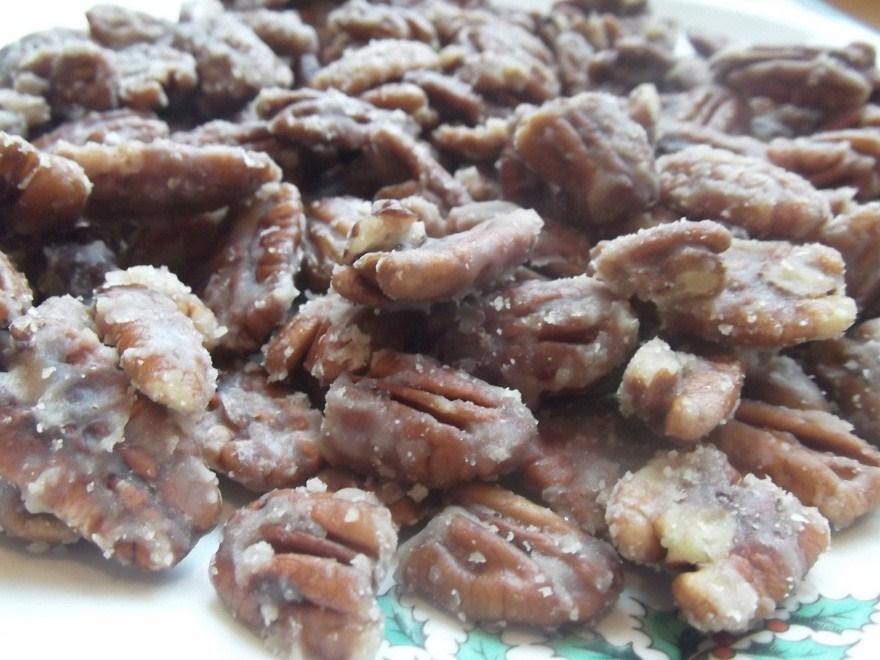 Praline Pecans Ingredients: 3/4 cup sugar 3/4 cup brown sugar 1/2 cup light cream (or half and half) 2 T. butter 8 cups pecans 1. Stir together sugars and cream in a saucepan.