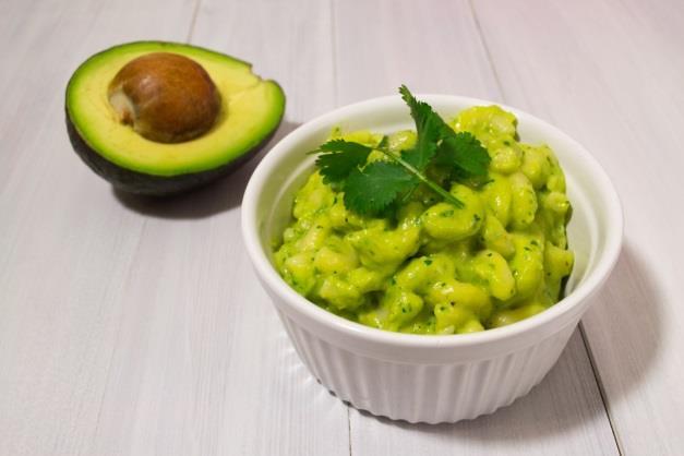 Avocado Mac & Cheese 10 ounces dry elbow macaroni 2 cloves garlic, minced 2 avocados, peeled and pitted 2 tbs fresh lime juice 1/3 cup chopped fresh cilantro Salt and pepper, to taste 2 tbs butter 2