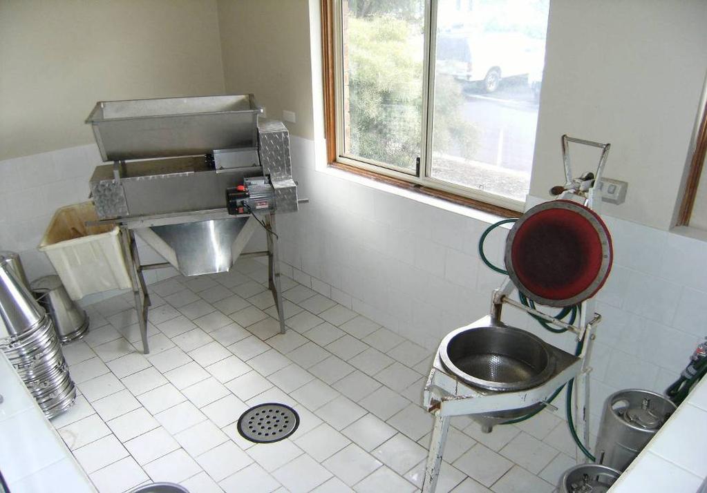 Small Lot Winemaking Facilities Dedicated small lot winemaking facility based in Bunbury Average batch size for 2010 was