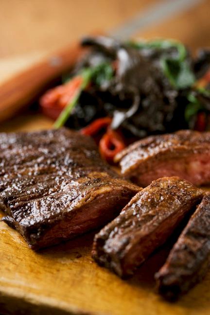 Chilean Roasted Merkén Spiced Skirt Steak Suggested serving size: 6 ounces per person (adjust accordingly) INGREDIENTS 3 Tablespoons Chilean extra virgin olive oil 1/2 red onion (sliced thin) 1 pound