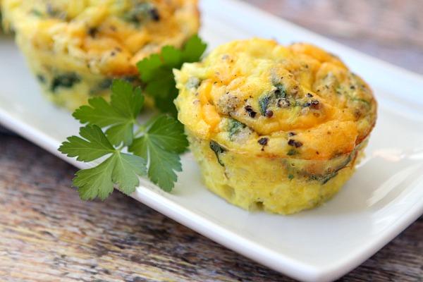 EGG MUFFINS 4 eggs 1/4 teaspoon lemon pepper seasoning 4 tablespoons shredded cheddar/jack cheese 1 green onion, diced 4 slices precooked bacon, crumbled 1.